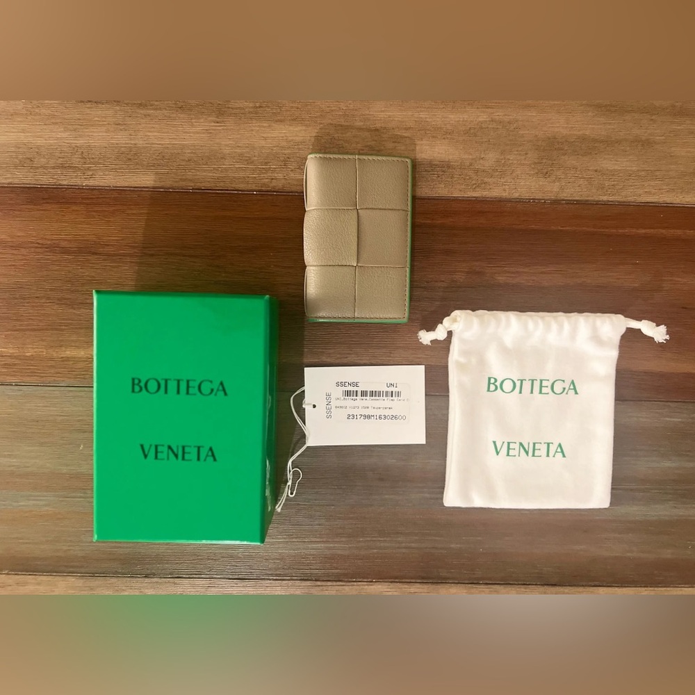 Bottega Veneta Flap Card Holder in Taupe, like new - Picture 6 of 6